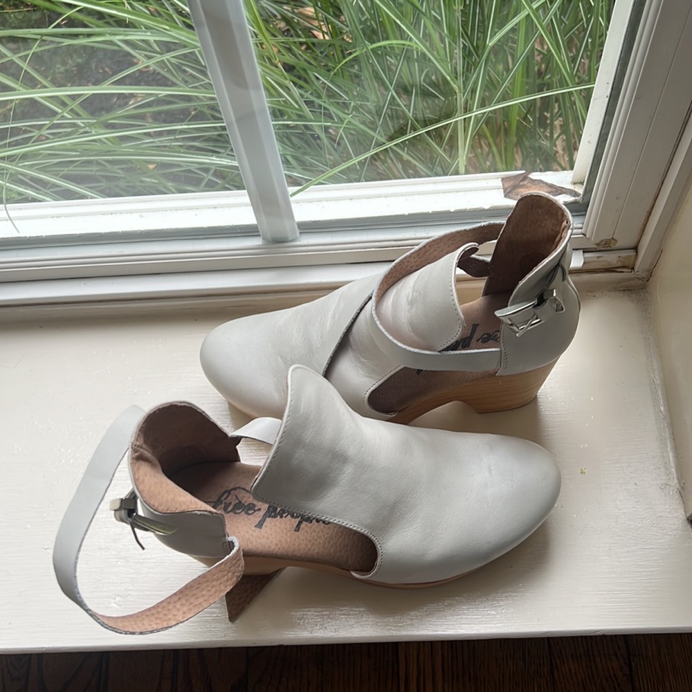Free People NIB Cedar Bone Off White Leather Bohemian Wood Clogs - Picture 2 of 4